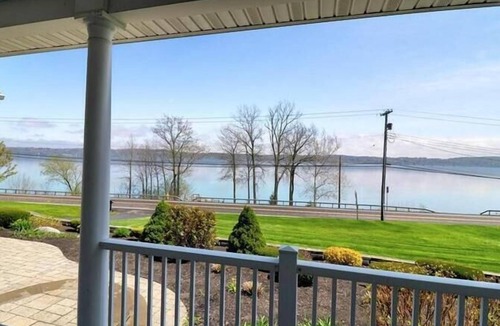 Auburn House | Owasco Lake House w/120ft private water front!