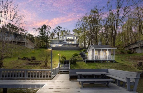 Ingles House | Owens Oasis, lake front, fire pit, two decks.