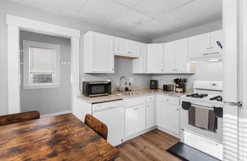 West New Haven Apartment | Owl's Nest - 5BR apartment