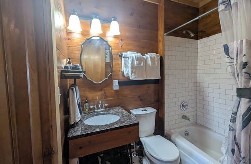 Grand Marais Hotel | Owl's Nest at Feather Nest Inn