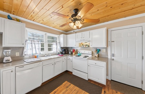 Helen Cottage | "Owl’s Hideaway | Cleveland Escape with 2 Fire Pit