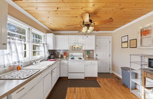 Helen Cottage | "Owl’s Hideaway | Cleveland Escape with 2 Fire Pit