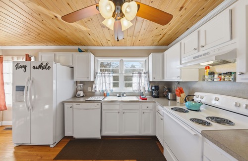 Helen Cottage | "Owl’s Hideaway | Cleveland Escape with 2 Fire Pit
