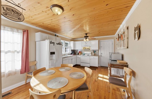 Helen Cottage | "Owl’s Hideaway | Cleveland Escape with 2 Fire Pit