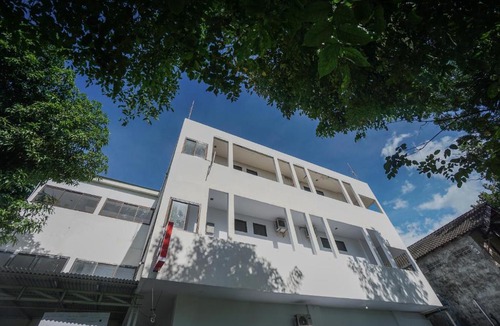 Manado Hotel | OYO 2566 Putri Kesia Rooms