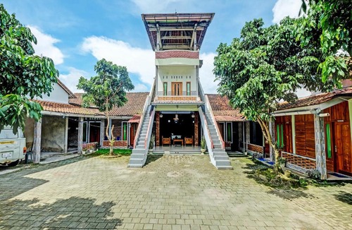 Borobudur Hotel | OYO 3355 Homestay Syariah Asyuban