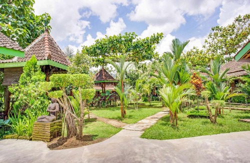 Borobudur Hotel | OYO 3483 Borobudur Cottage