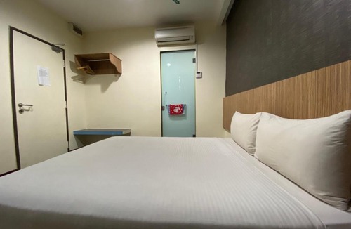 Ayer Hitam Hotel | OYO 89752 7 Days Express Hotel