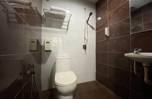 Ayer Hitam Hotel | OYO 89752 7 Days Express Hotel