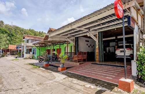 Kretek Hotel | OYO 90051 Guest House Parangtritis