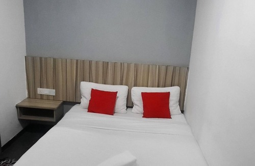 Ayer Hitam Hotel | OYO 90724 Rg Hotel