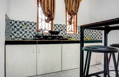 Pondok Aren Hotel | OYO 90846 Guesthouse Bintaro Asri Syariah