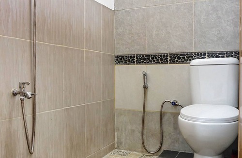 Pondok Aren Hotel | OYO 90846 Guesthouse Bintaro Asri Syariah