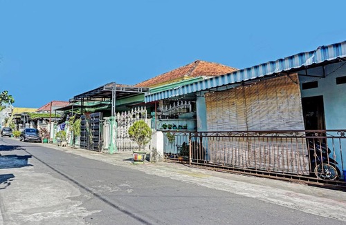 Tulungagung Hotel | OYO 91502 Kost Bu Lilies Syariah