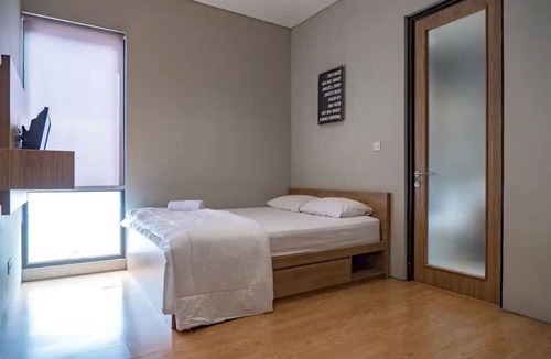 Binong Hotel | OYO 93998 Three J Living
