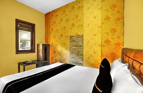 Dinoyo Hotel | OYO 95043 Guest House Adel's