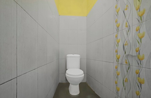 Dinoyo Hotel | OYO 95043 Guest House Adel's