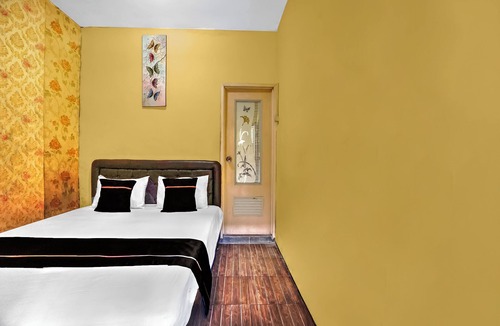 Dinoyo Hotel | OYO 95043 Guest House Adel's