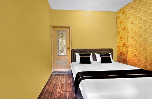 Dinoyo Hotel | OYO 95043 Guest House Adel's
