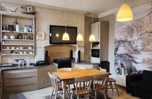 Trafford House | OYO Cornerstone Manor Hotel