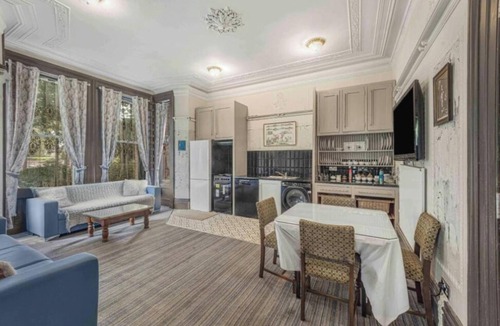 Trafford House | OYO Cornerstone Manor Hotel