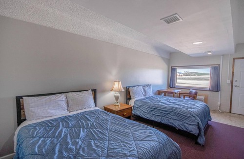 Osborne Hotel | OYO Crossroads Inn