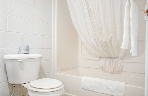 Osborne Hotel | OYO Crossroads Inn
