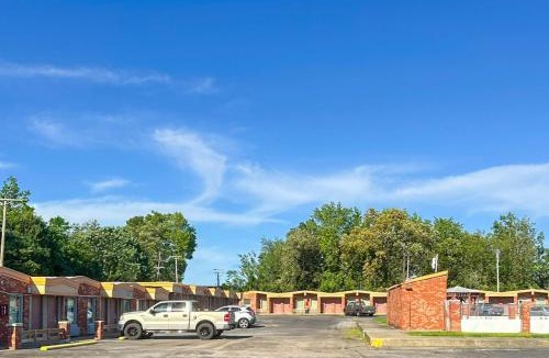 Dexter Hotel | OYO Hickory House Inn