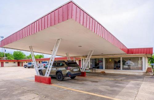 Booneville Hotel | OYO Holiday Capri Motel & Rv Park