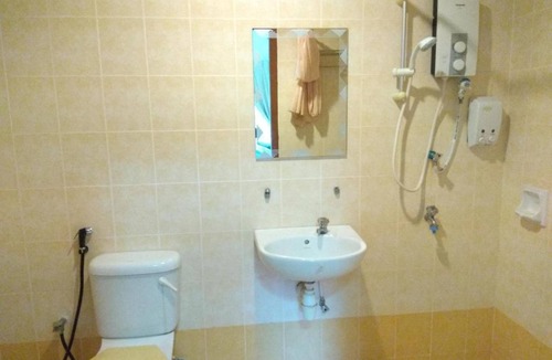 Larut Hotel | OYO HOME 90301 Suria Service Apartments @ Bukit Merak Laketown Resort