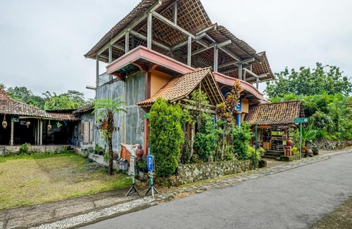 Turi Hotel | OYO Homes 90996 Desa Wisata Pulesari Syariah