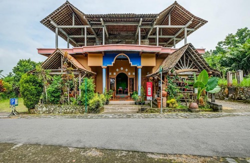 Turi Hotel | OYO Homes 90996 Desa Wisata Pulesari Syariah