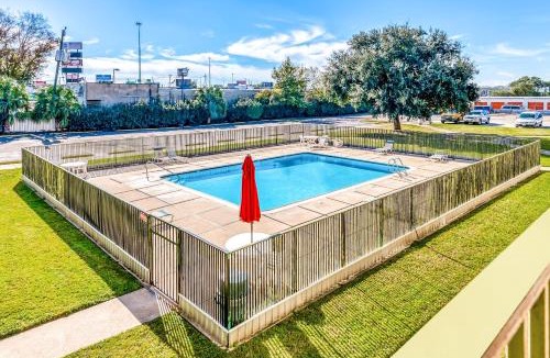 Clodine Hotel | OYO Hotel Houston Southwest I-69