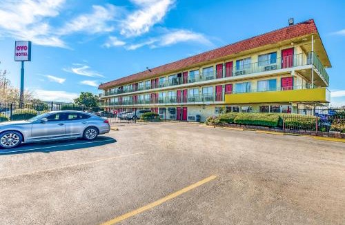 Clodine Hotel | OYO Hotel Houston Southwest I-69