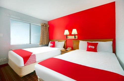 Clodine Hotel | OYO Hotel Houston Southwest I-69