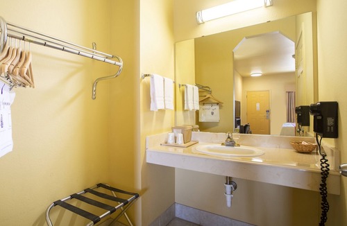 Valley View Hotel | OYO Hotel Valley View TX, I-35