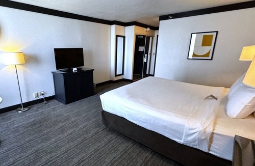 Las Vegas Hotel | OYO Las Vegas Hotel | Strip View King Unit | Easy Access to Attractions
