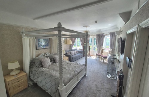 Ashburton Hotel | OYO Lavender House Hotel