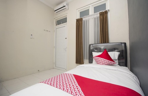Ngaglik Hotel | OYO Life 647 Irooms Homestay