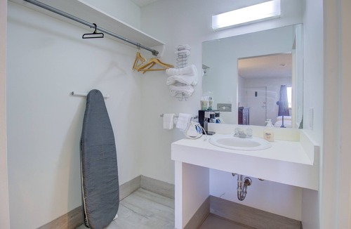 Malden Hotel | OYO Malden Airport Inn