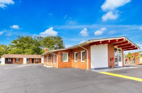 Ashland Hotel | OYO Palm Leaf Motel