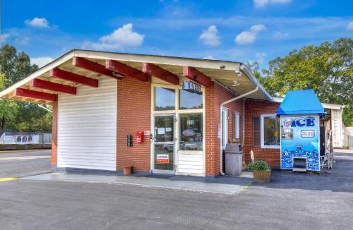 Ashland Hotel | OYO Palm Leaf Motel