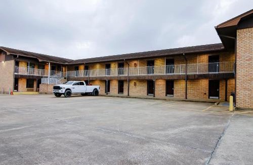 Silsbee Hotel | OYO Pinewood Inn & Suites Silsbee