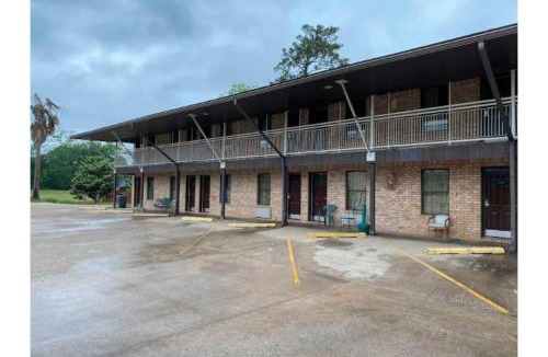 Silsbee Hotel | OYO Pinewood Inn & Suites Silsbee