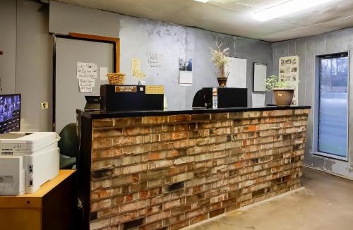 Silsbee Hotel | OYO Pinewood Inn & Suites Silsbee