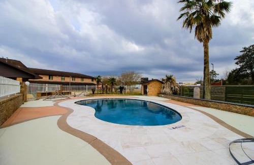 Silsbee Hotel | OYO Pinewood Inn & Suites Silsbee
