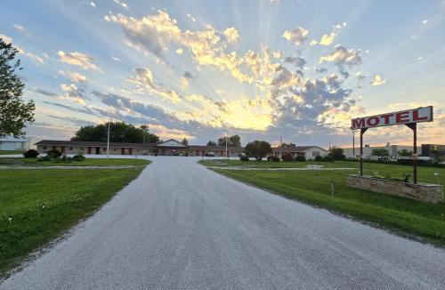 Eagle Grove Hotel | OYO Sandman Inn