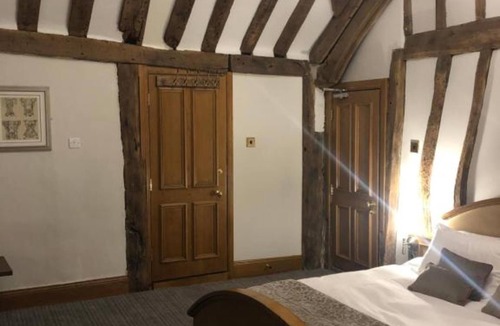 Chalfont St Peter Hotel | OYO The Greyhound Inn