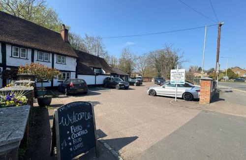 Chalfont St Peter Hotel | OYO The Greyhound Inn