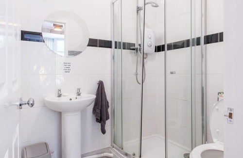 Hull Bed & Breakfast | OYO The Pickering Park